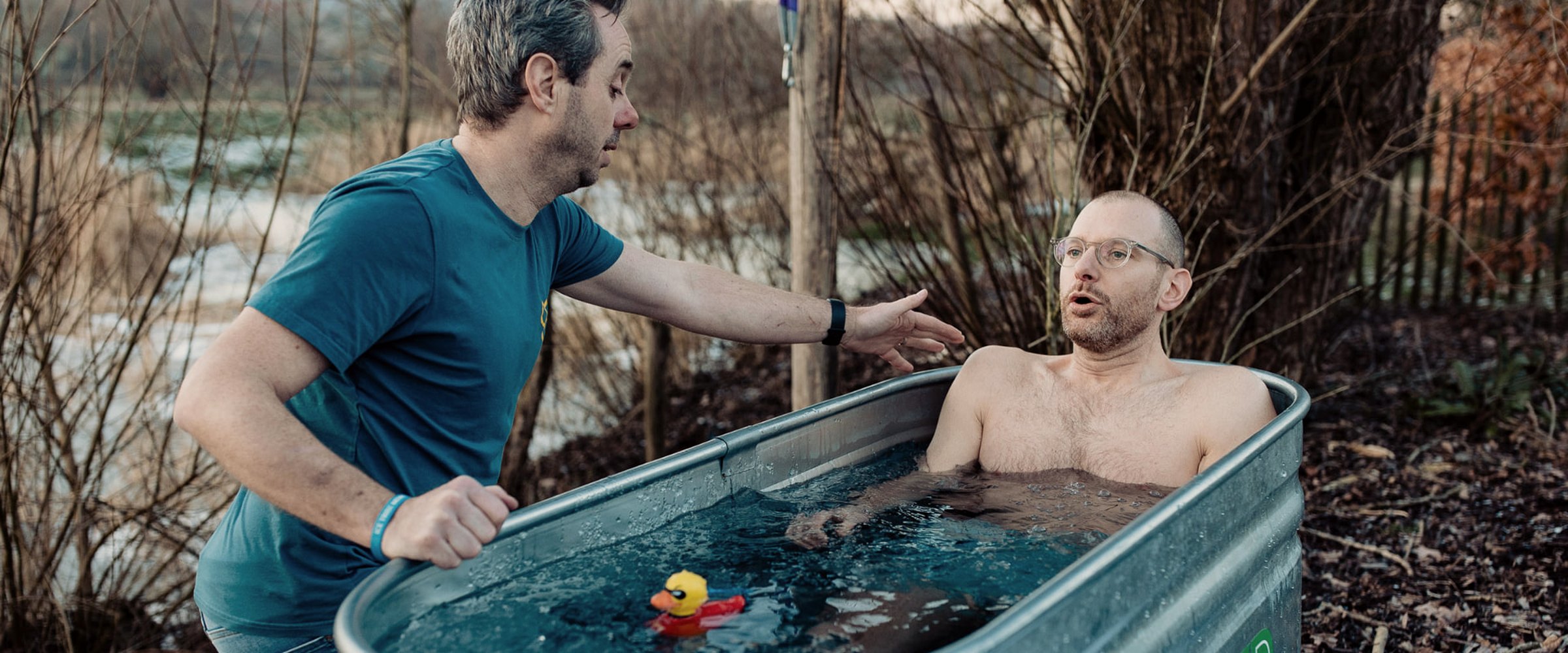 Deelnemer aan een ijsbad-workshop met begeleiding